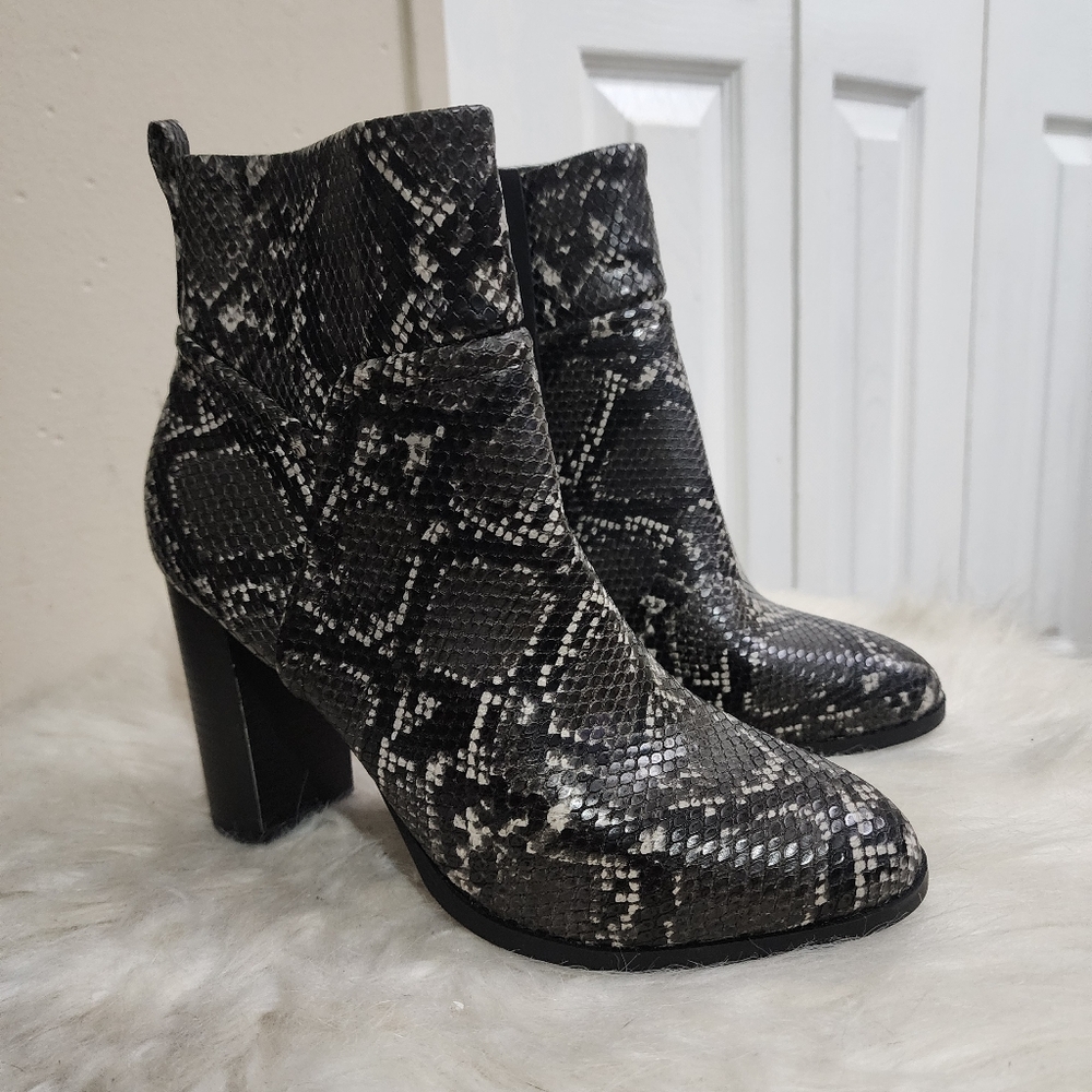 NWOB Women's Heart In D Black Block Heel Snakeskin Print Ankle Boots